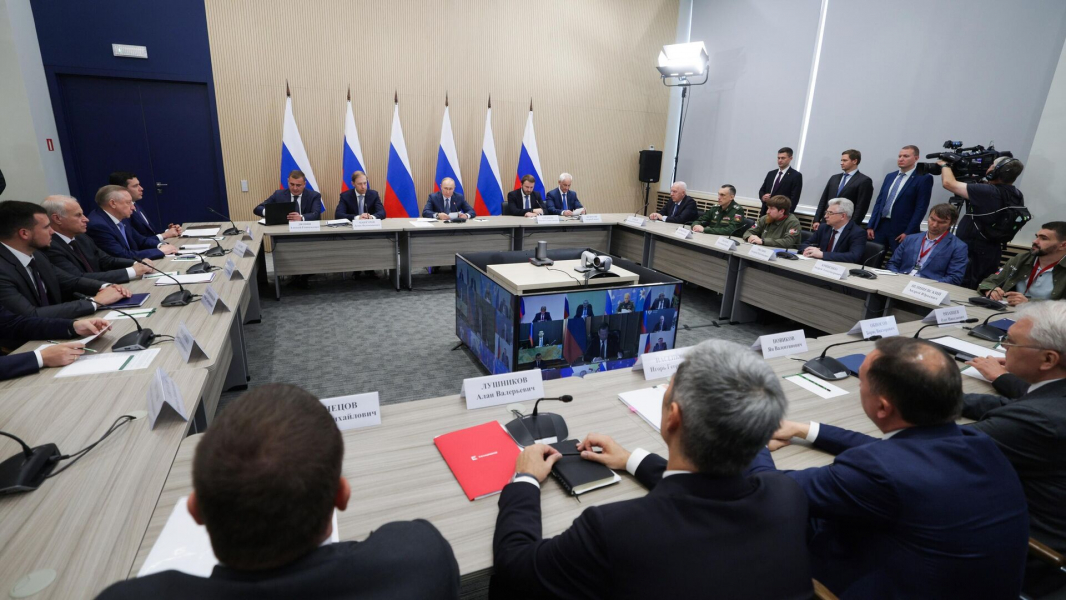 Путин: продукция народного ОПК зачастую не уступает крупным предприятиям Путин: продукция народного ОПК зачастую не уступает крупным предприятиям