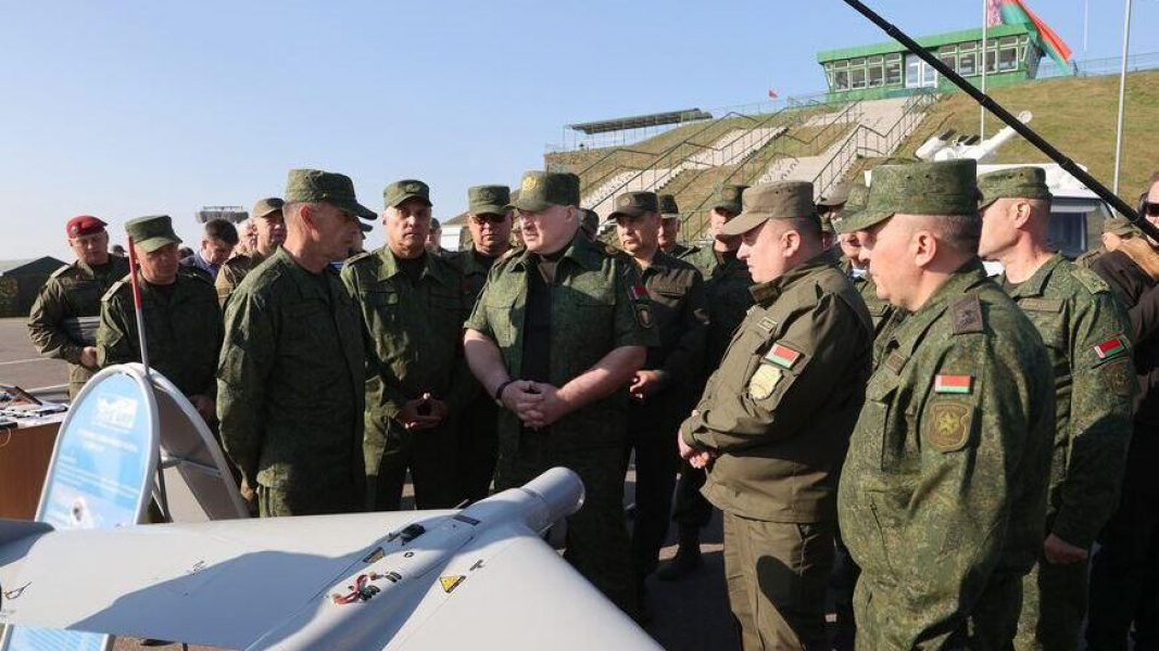 Президенту Белоруссии Лукашенко показали БАК "Чекан В" и "Беркут-3" Президенту Белоруссии Лукашенко показали БАК "Чекан В" и "Беркут-3"