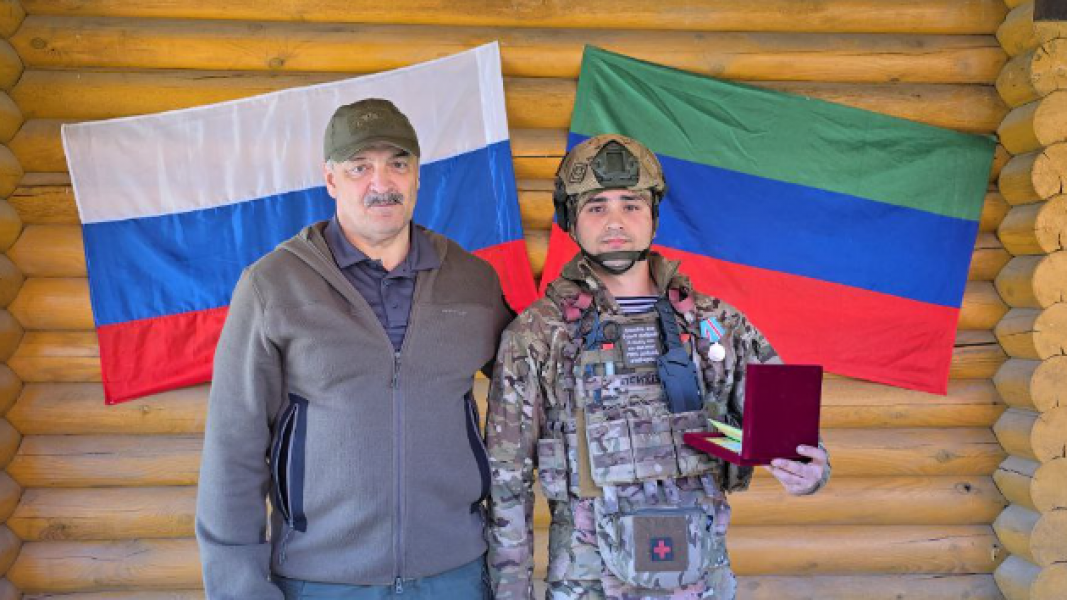 Глава Дагестана Меликов наградил военнослужащих в зоне спецоперации