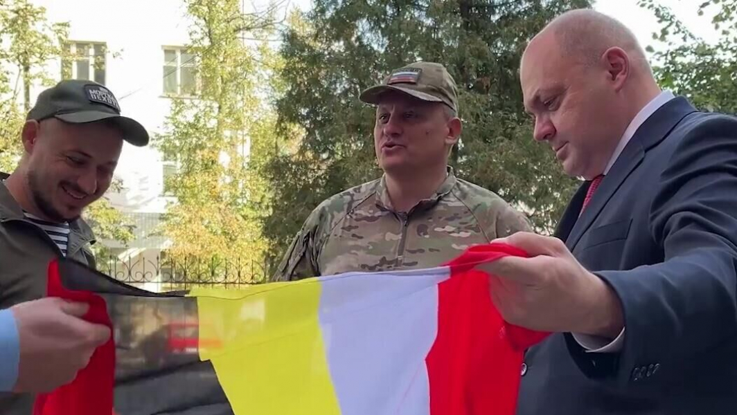 Смирнов передал бойцам флаг, который поднимут над освобожденными территориями